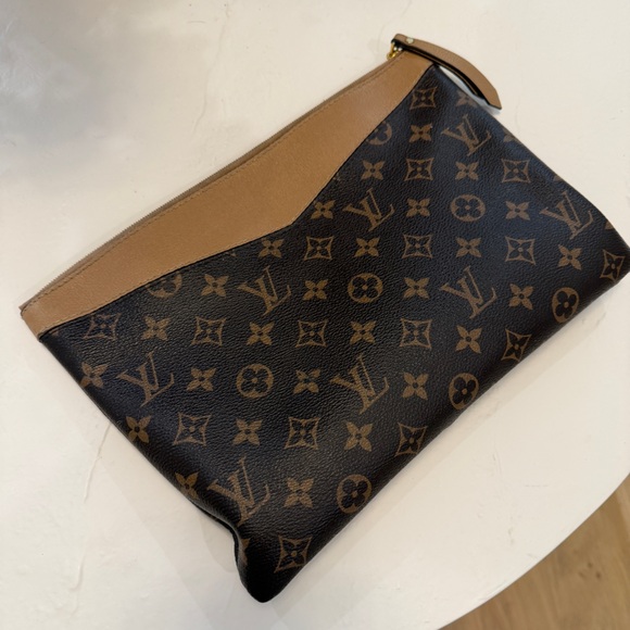 LOUIS VUITTON Monogram Daily Pouch/Clutch - Picture 2 of 8